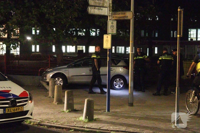 Auto komt op betonnen paal tot stilstand