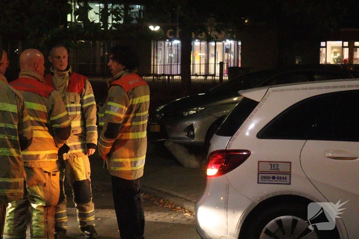 Auto komt op betonnen paal tot stilstand