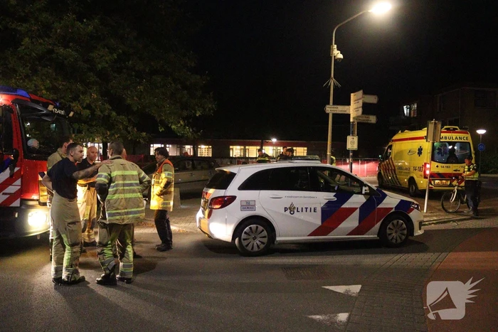 Auto komt op betonnen paal tot stilstand
