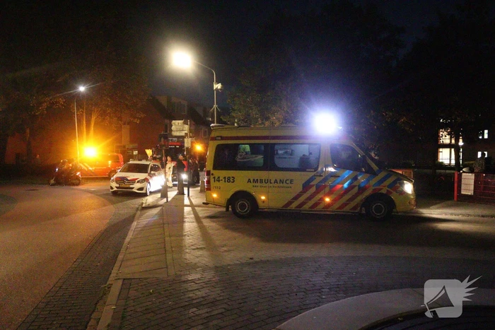 Auto komt op betonnen paal tot stilstand