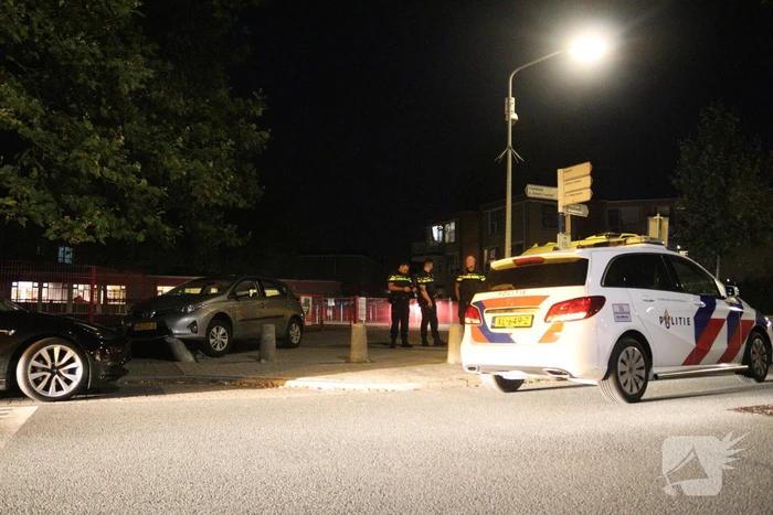 Auto komt op betonnen paal tot stilstand