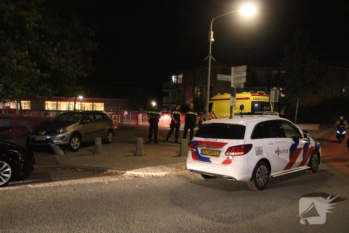 Auto komt op betonnen paal tot stilstand
