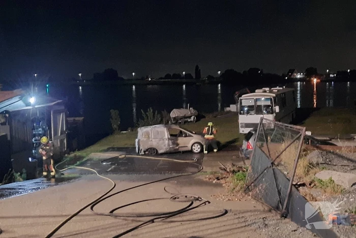 Bestelbus volledig verwoest door brand