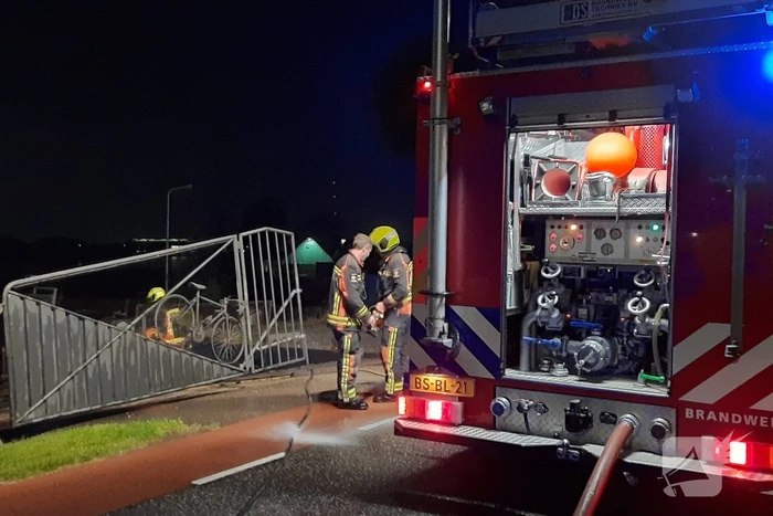 Bestelbus volledig verwoest door brand