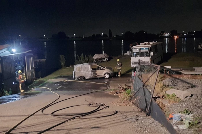Bestelbus volledig verwoest door brand