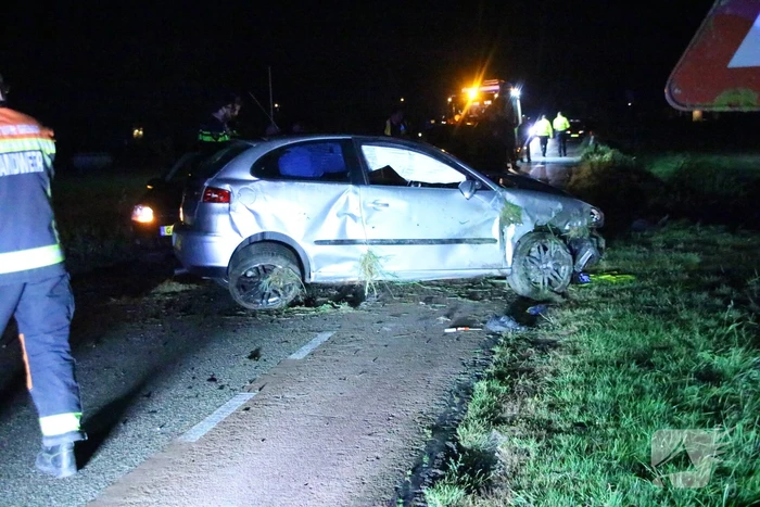 Auto slaat meerdere keren over de kop