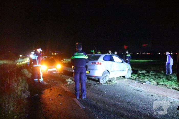 Auto slaat meerdere keren over de kop