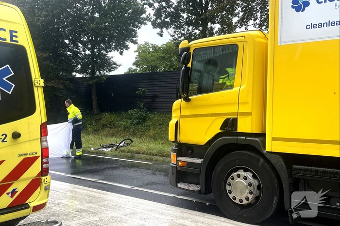 Fietser overleden bij botsing met vrachtwagen