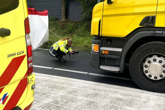 Fietser overleden bij botsing met vrachtwagen