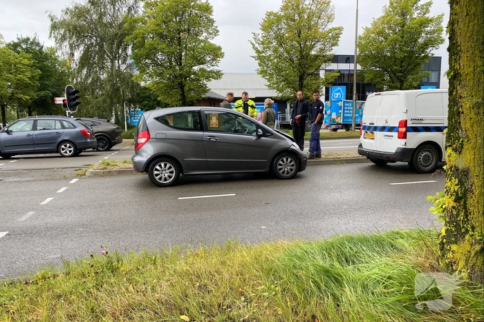 Veel schade bij botsing tussen twee auto's