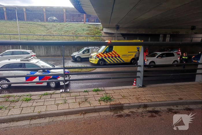 Flinke verkeershinder na aanrijding onder Stadspoort