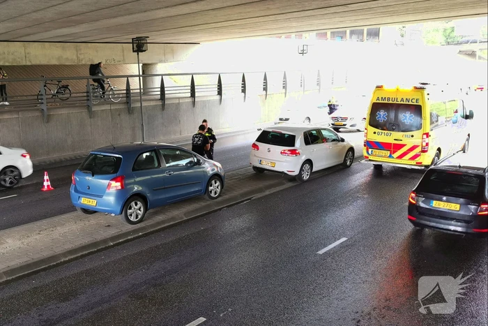 Flinke verkeershinder na aanrijding onder Stadspoort