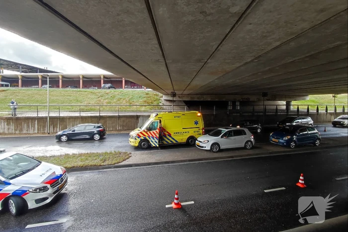 Flinke verkeershinder na aanrijding onder Stadspoort