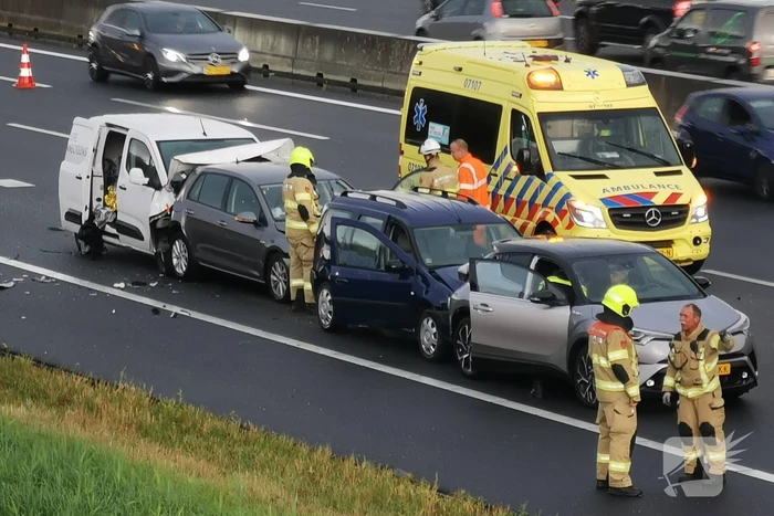 Schade aan meerdere voertuigen door kettingbotsing
