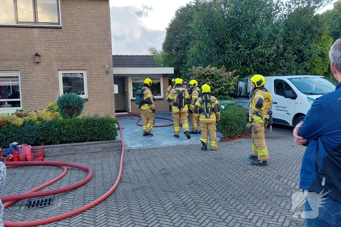 Brandweer blust brand in woning