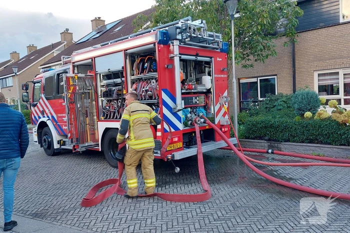 Brandweer blust brand in woning