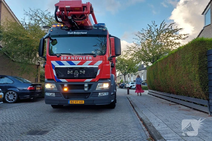 Brandweer blust brand in woning