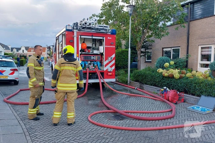 Brandweer blust brand in woning