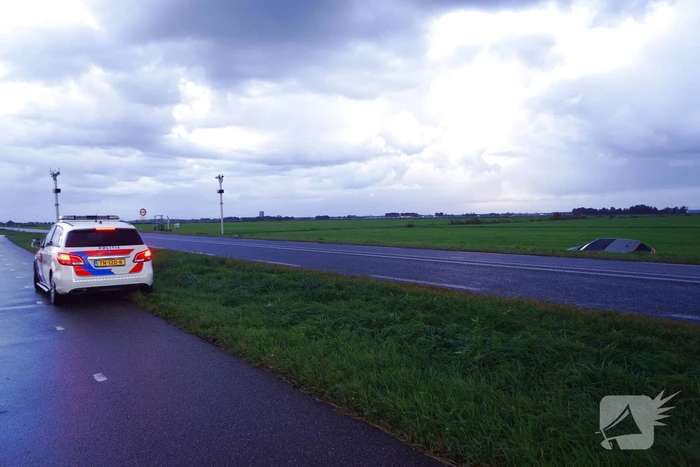 Auto raakt van de weg belandt in sloot