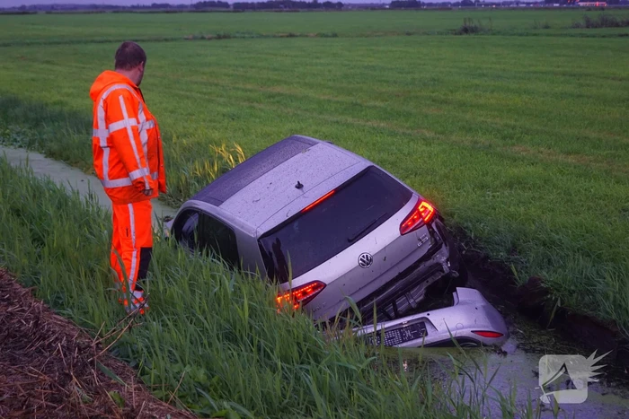 Auto raakt van de weg belandt in sloot