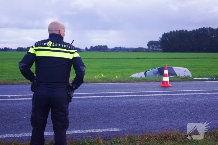 Auto raakt van de weg belandt in sloot