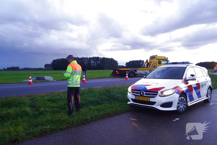 Auto raakt van de weg belandt in sloot