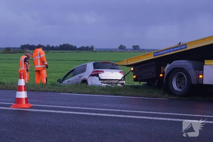 Auto raakt van de weg belandt in sloot