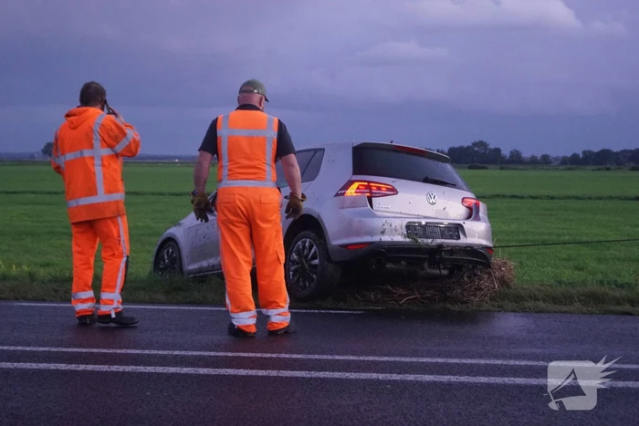 Auto raakt van de weg belandt in sloot