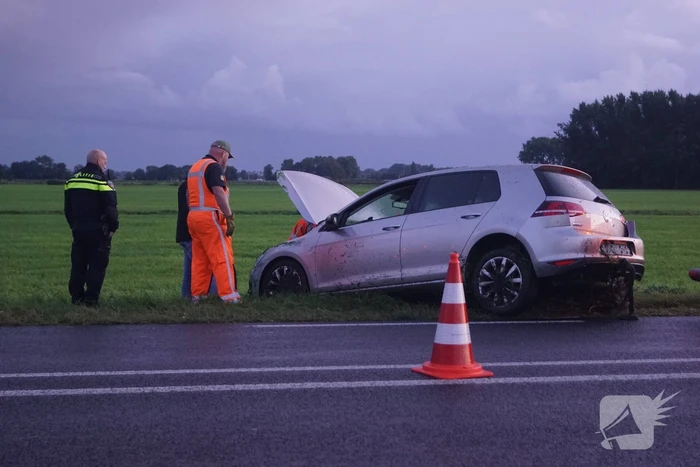 Auto raakt van de weg belandt in sloot