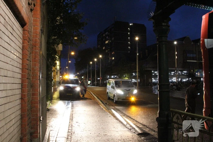 Stadsbus van R-NET rijdt zich klem onder spoorviaduct