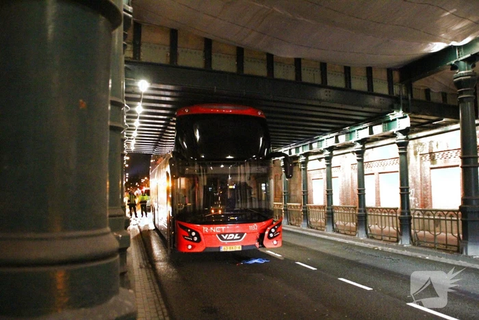 Stadsbus van R-NET rijdt zich klem onder spoorviaduct