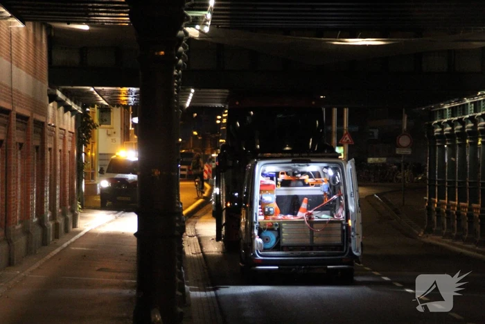Stadsbus van R-NET rijdt zich klem onder spoorviaduct