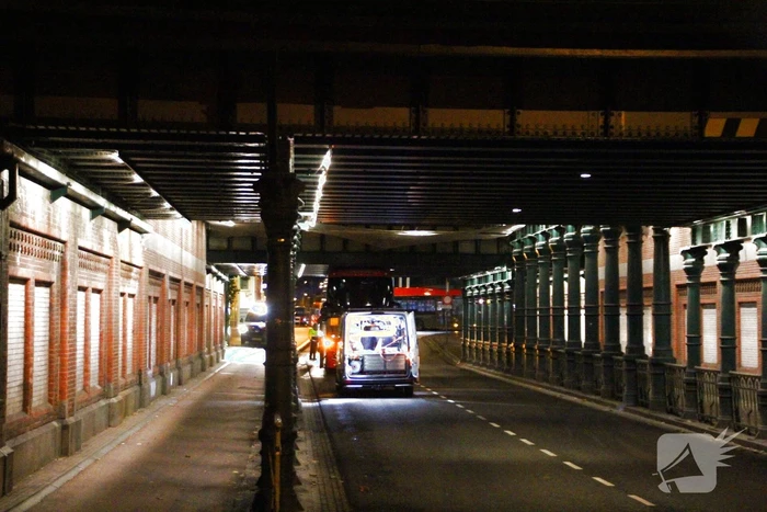Stadsbus van R-NET rijdt zich klem onder spoorviaduct