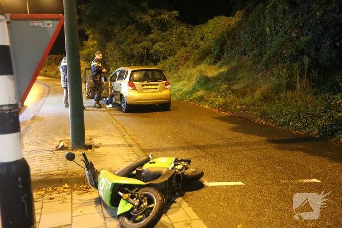 Deelscooter komt in botsing met personenauto