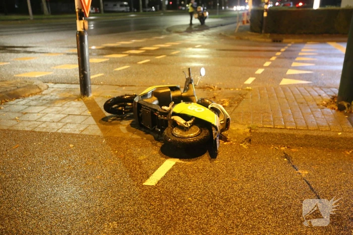 Deelscooter komt in botsing met personenauto