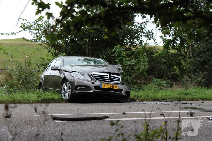 Auto total-loss na botsing met vrachtwagen