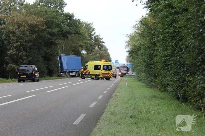 Auto total-loss na botsing met vrachtwagen
