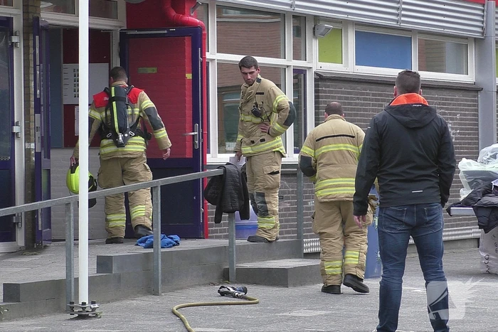 Brandweer doet onderzoek naar brand in schoolgebouw
