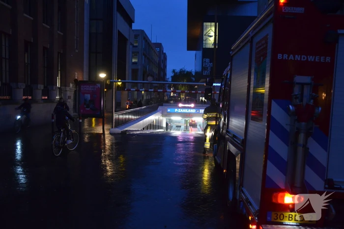 Personeel blust autobrand in parkeergarage