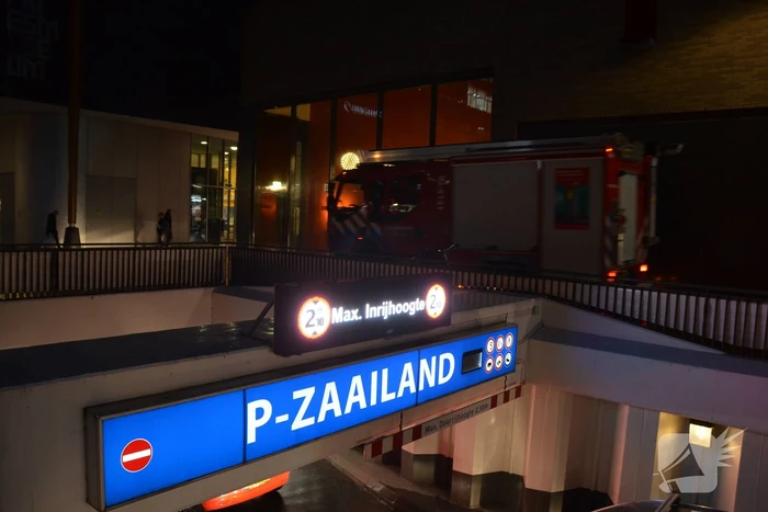 Personeel blust autobrand in parkeergarage