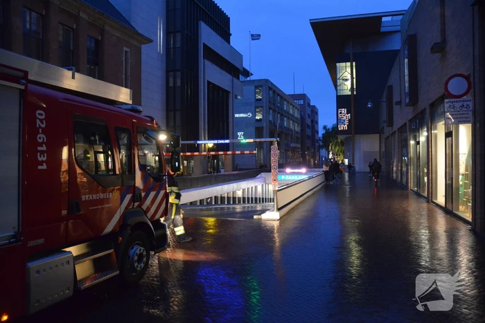 Personeel blust autobrand in parkeergarage