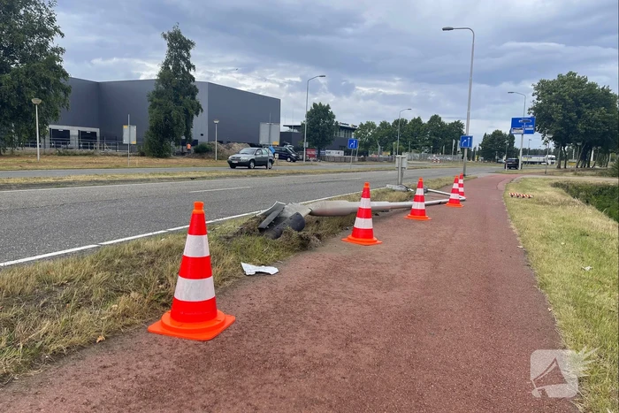 Lantaarnpaal sneuvelt bij ongeval