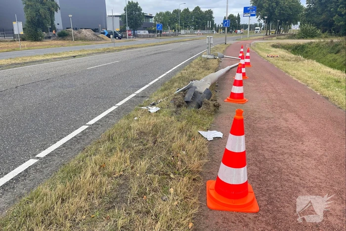 Lantaarnpaal sneuvelt bij ongeval