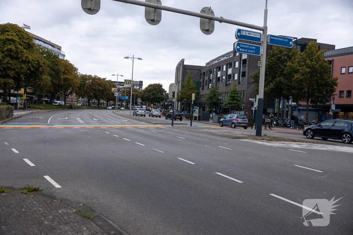 Regenboog-oversteekplaats besmeurd met verf