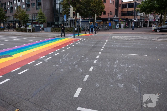 Regenboog-oversteekplaats besmeurd met verf