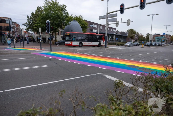 Regenboog-oversteekplaats besmeurd met verf