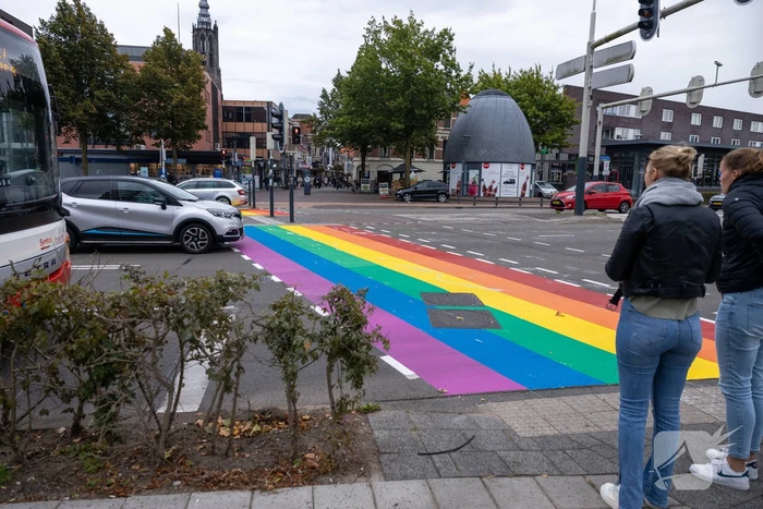 Regenboog-oversteekplaats besmeurd met verf