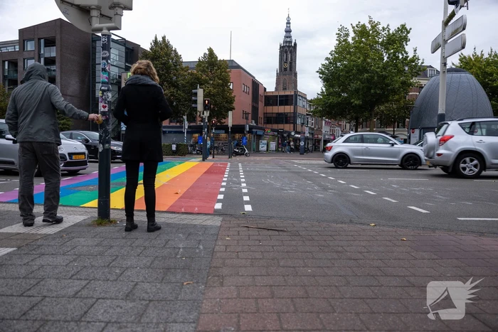 Regenboog-oversteekplaats besmeurd met verf