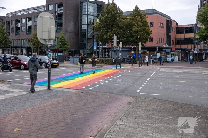 Regenboog-oversteekplaats besmeurd met verf