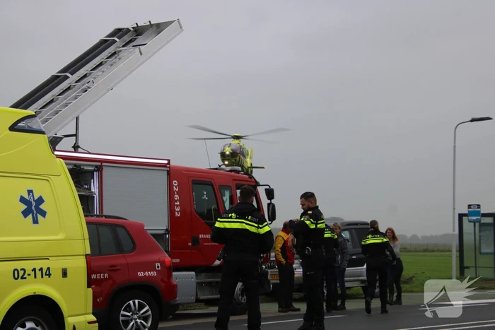Auto raakt na botsing van de weg en belandt op de kop in weiland